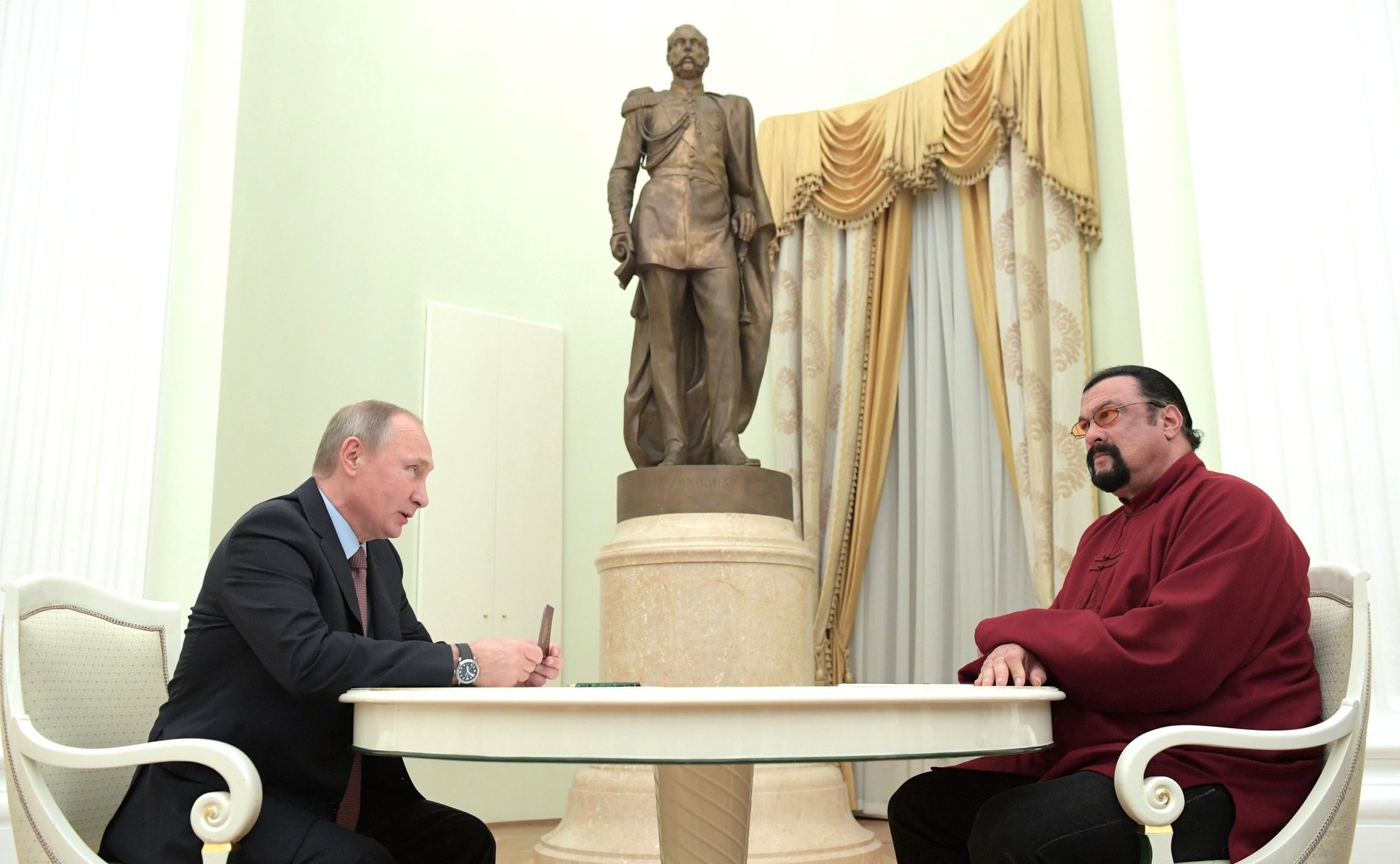 Steven Seagal, decorat de Vladimir Putin pentru „acțiuni umanitare”