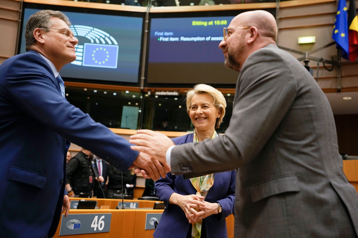 Charles Michel a folosit un avion privat în 64% din deplasările externe, inclusiv la Summitul climatic din Egipt, alături de Ursula von der Leyen