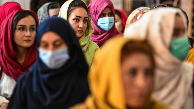 Femeile din Afganistan nu au dreptul la educație! Doar bărbații au revenit luni în băncile universităților