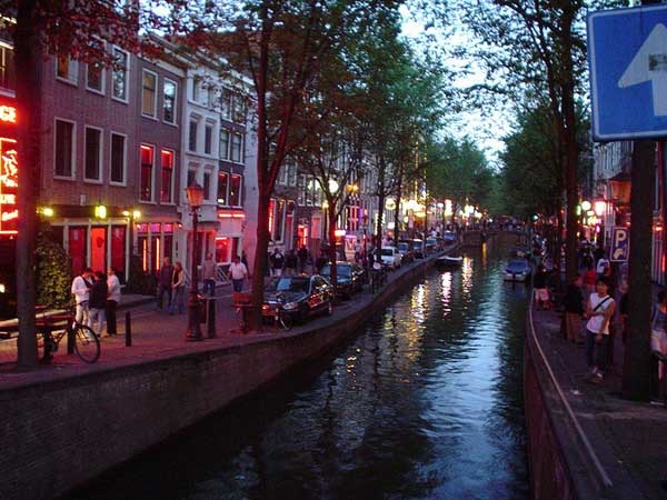 Amsterdamul a lansat o campanie de descurajare a turiştilor care vin doar ”să se dezlănţuie” în oraş