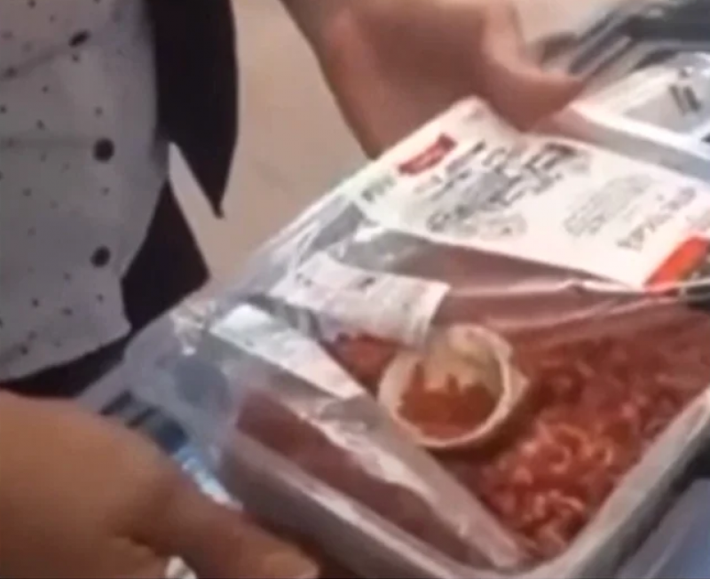 Avem și așa ceva – Carne din plastic într-un hipermarket din Bucuresti (Video)