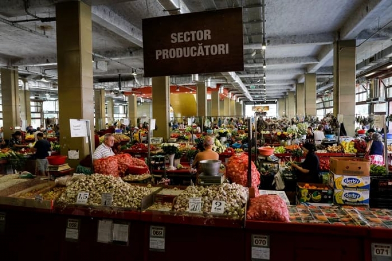 FOTO – Cea mai cunoscută piață din București, subiect în Financial Times: Ce a găsit jurnalista din Anglia pe tarabe
