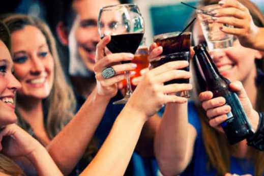 Un bărbat a murit după ce a băut 22 de SHOTURI în 90 de minute! Gestul uluitor al celor din jur