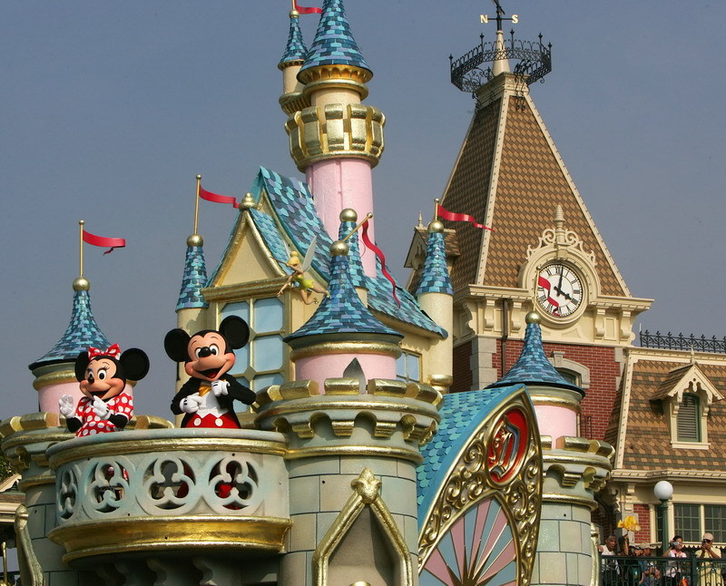 Angajat al Disneyland, prins în timp ce filma cu telefonul sub fusta unei fete