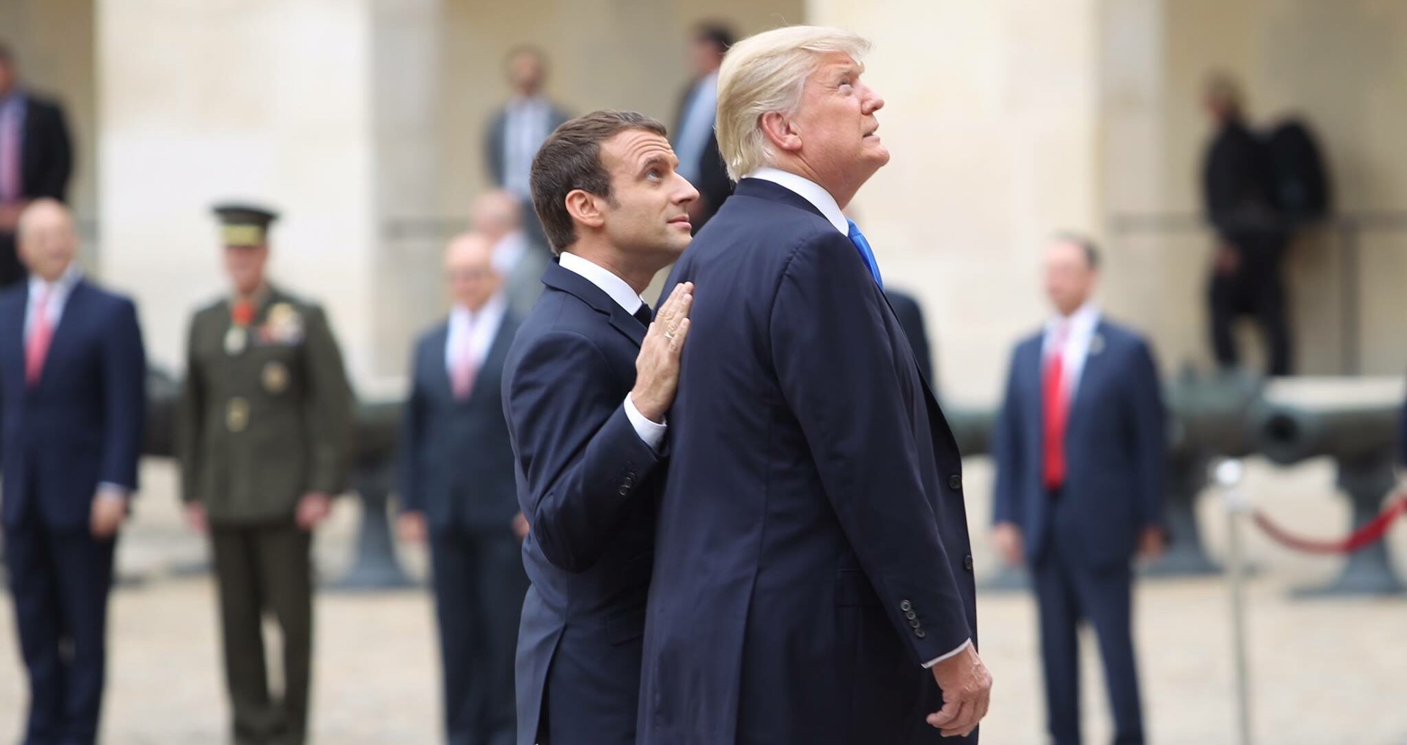 Donald Trump îl acuză pe Emmanuel Macron că îl linguşeşte pe omologul chinez