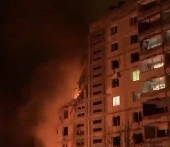 Bombardamente în mai multe orașe din Ucraina. O femeie și un copil, uciși