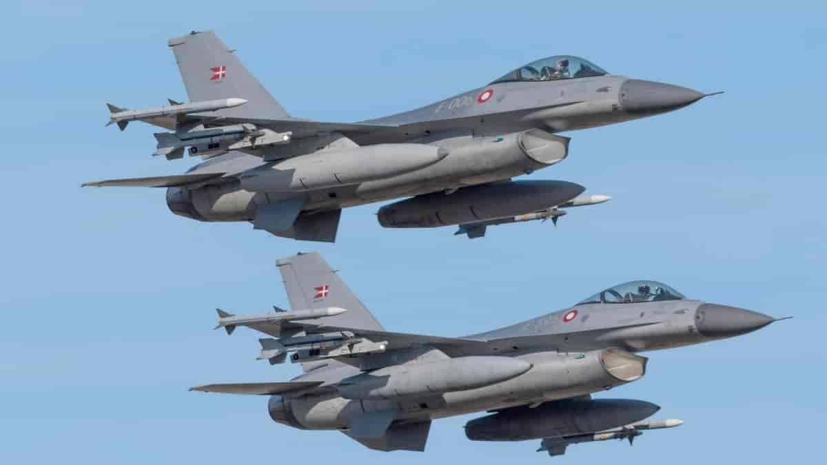 Ucraina recrutează din străinătate piloți pentru avioanele F-16
