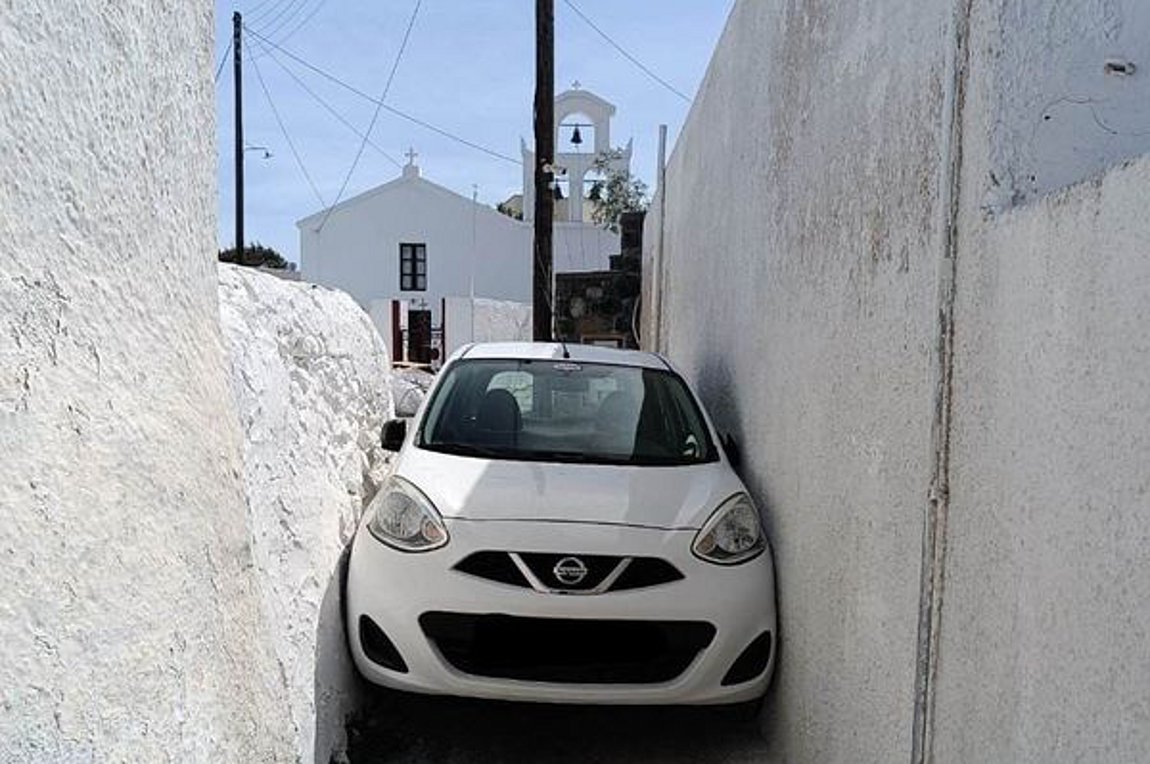 Un turist a BLOCAT, cu mașina pe care o închiriase, o alee îngustă de pe insula grecească Santorini