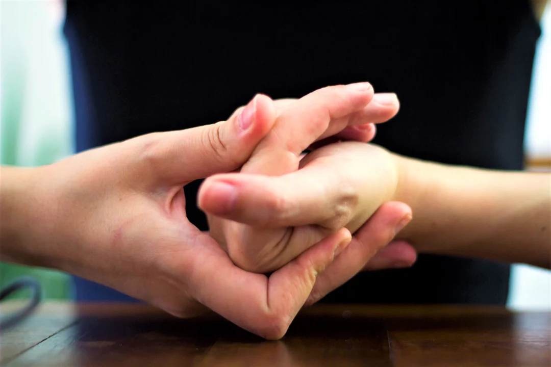 Ce se întâmplă dacă îți trosnești degetele. Ce cred specialiștii: „Adevărul este că..”