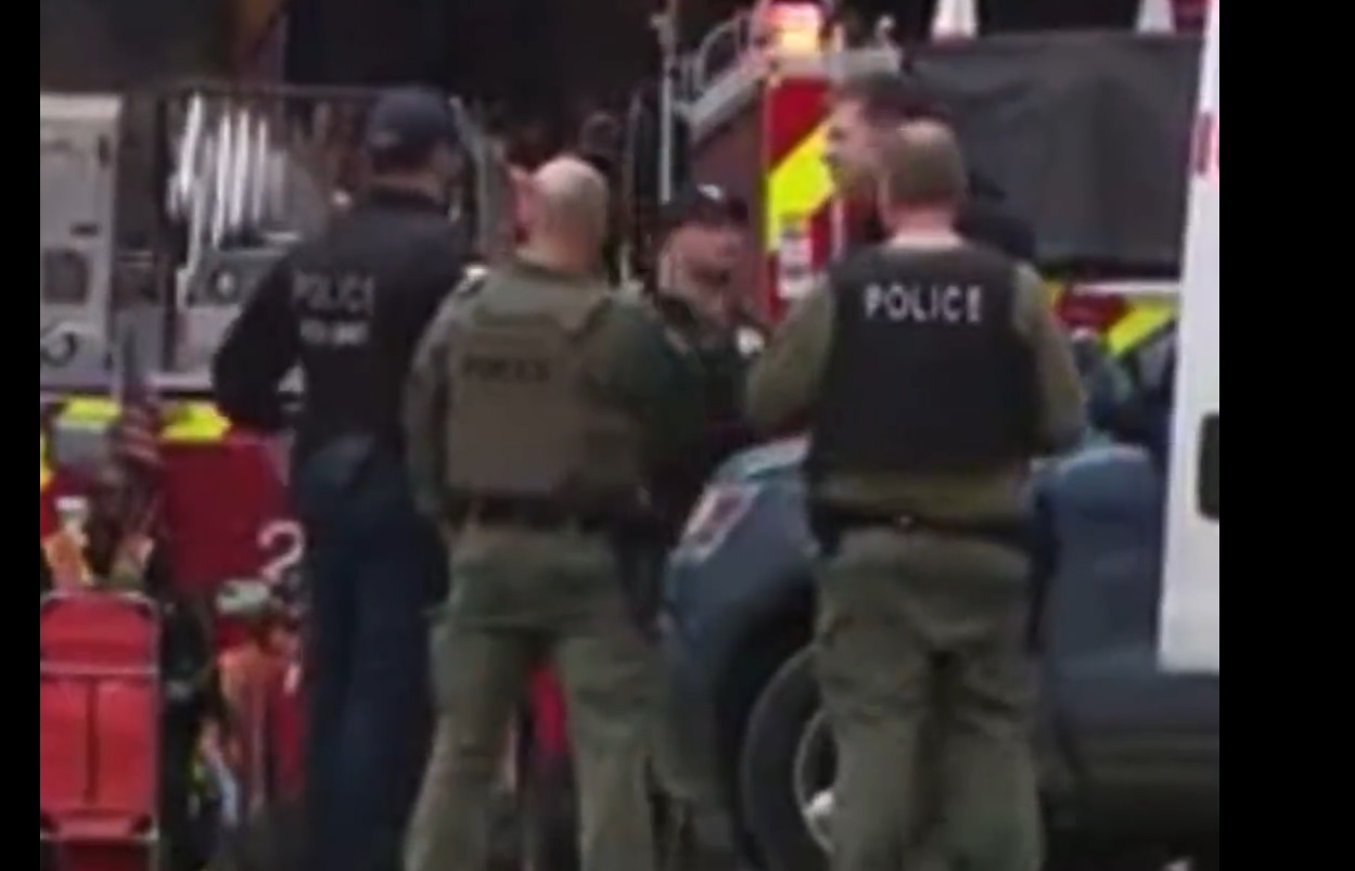 Trupele SWAT au blocat clădirea Trump Tower din Chicago, în urma unor informaţii că în hotel ar fi o femeie înarmată