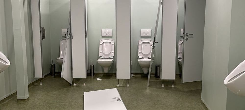 Fanii FCSB-ului au distrus complet băile arenei lui Sepsi! Au rupt ușile și s-au urcat cu picioarele pe chiuvete