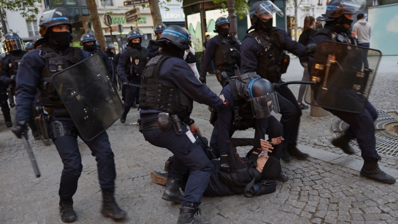 Franța: forțele de ordine au reținut zeci de protestatari după ciocnirile violente cu manifestanții