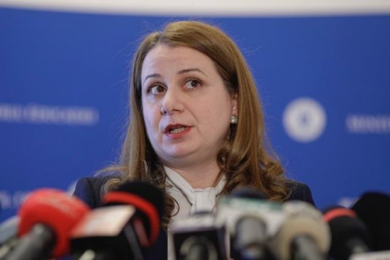 Ligia Deca îi duce cu vorba pe profesorii care amenință cu grevă generală: 'Nu vom ajunge acolo. Este nevoie să ne aşezăm la masă şi să găsim soluţii'