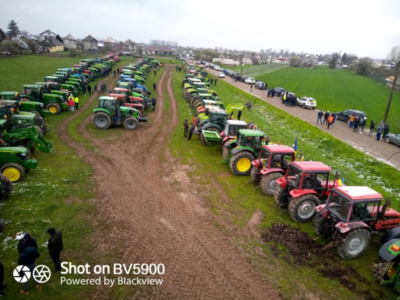 Ultimă oră – Îmbrânceli între jandarmi și fermieri la Vama Nădlac: forțele de ordine au încercat să-i blocheze pe protestatari