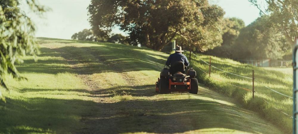 (P) 3 motive pentru care ai nevoie de un tractoraș de tuns iarbă