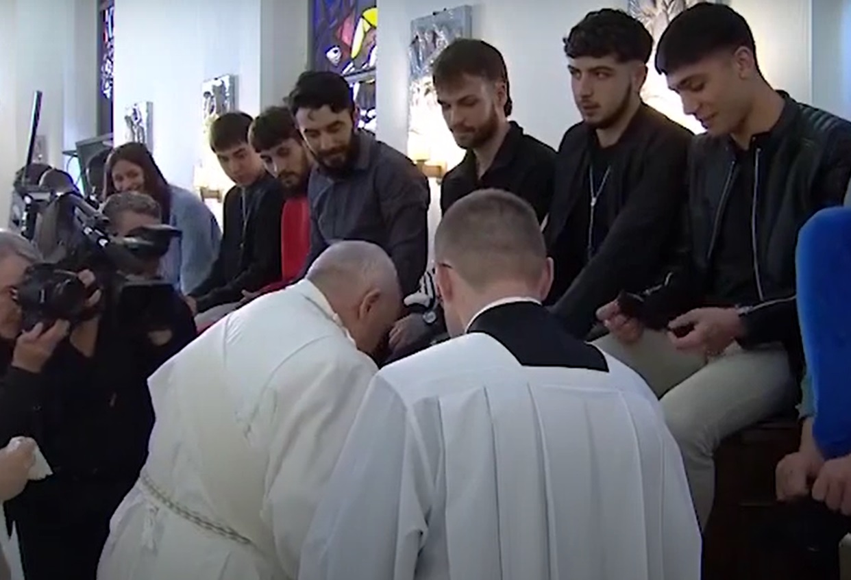 VIDEO. Papa Francisc a spălat picioarele a 12 tineri DEȚINUȚI, între care un român, în Joia Mare
