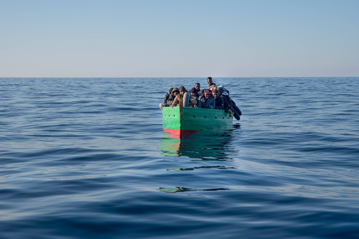 Un vas cu 400 de migranți la bord se află în derivă între Grecia și Malta