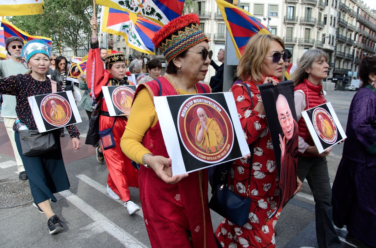 Sute de tibetani au DEMONSTRAT la Paris în sprijinul lui Dalai Lama