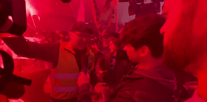 Noi proteste violente la Paris! Francezii au intrat cu torțe aprinse în sediul Bursei