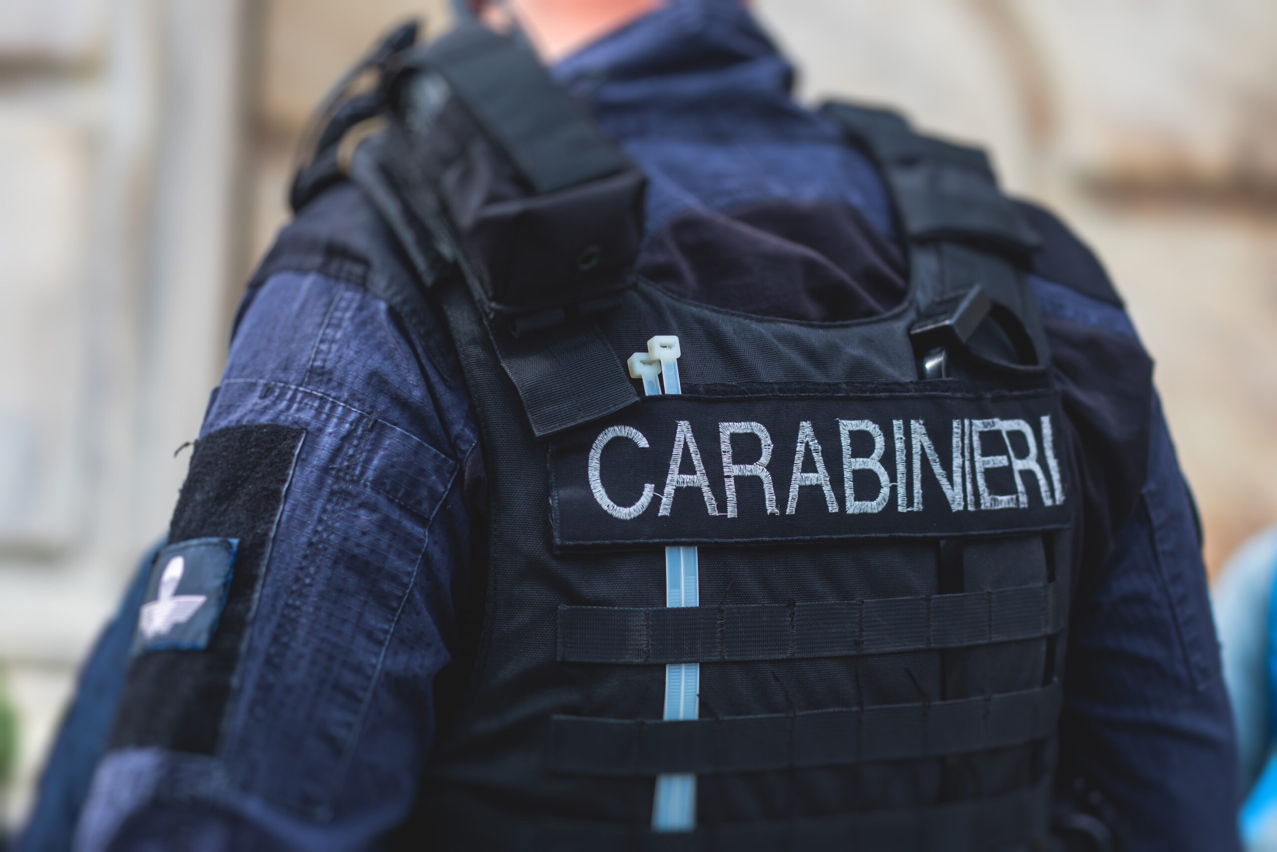 Caz surprinzător în Italia. Un cetățean moldovean a bătut la ușa carabinierilor pentru a le cere droguri: „Nu mai rezist”