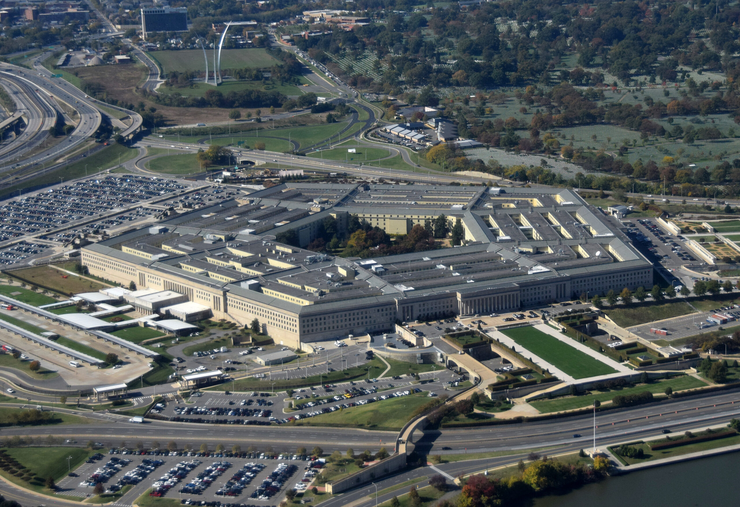 Persoana suspectată că ar fi responsabilă de PENTAGON LEAKS a fost identificată și urmează să fie arestată