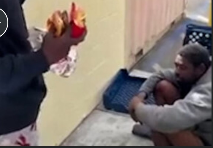 Un youtuber a fost CRITICAT dur după ce a batjocorit un om fără adăpost. Gestul sinistru făcut de bărbat