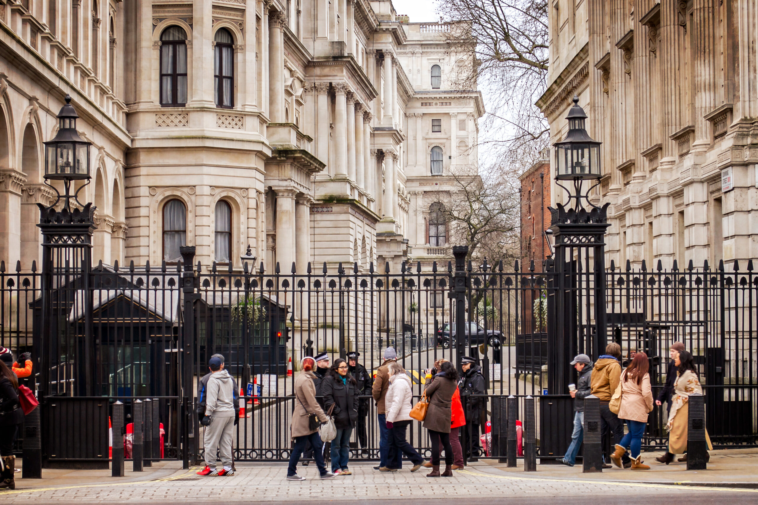 LONDRA. Un șofer a intrat cu mașina în porțile din Downing Street