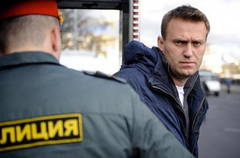 Alexei Navalnîi și alți deținuți, obligați să asculte cântece pro-război și antisemite