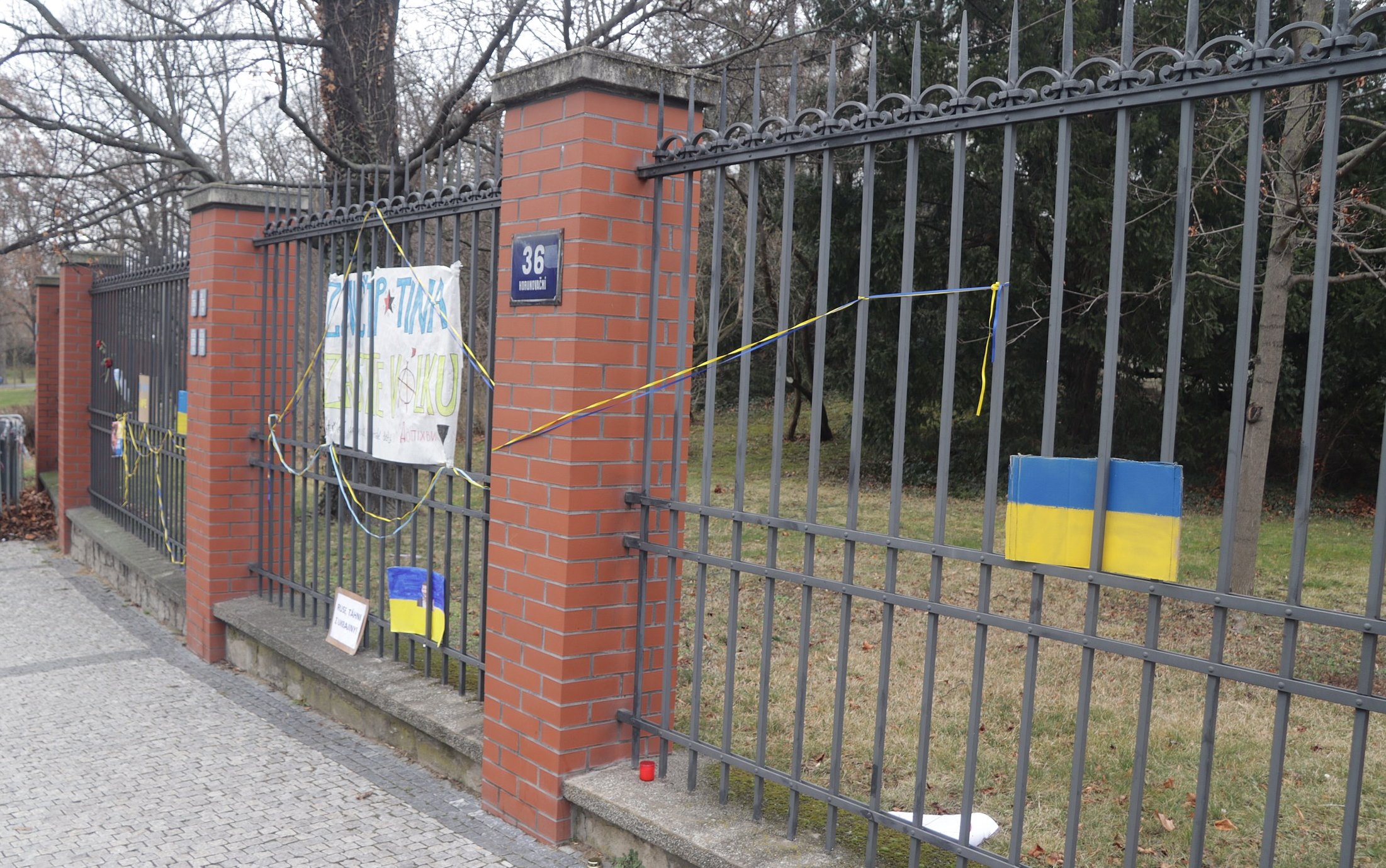 Ambasadele din China, somate să nu mai afișeze steaguri ucrainene