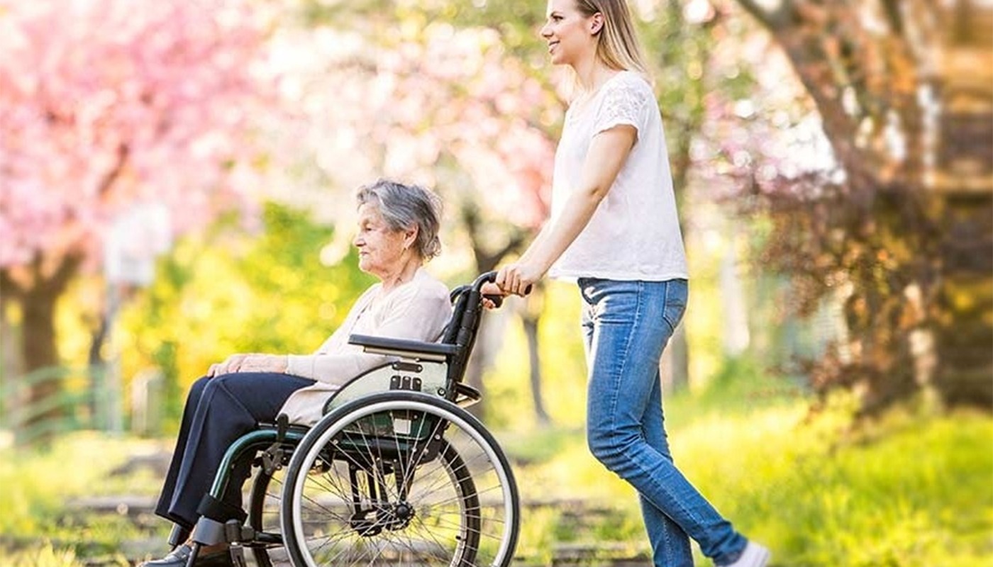 Ce a pățit o pensionară din Italia după ce a angajat o badantă româncă