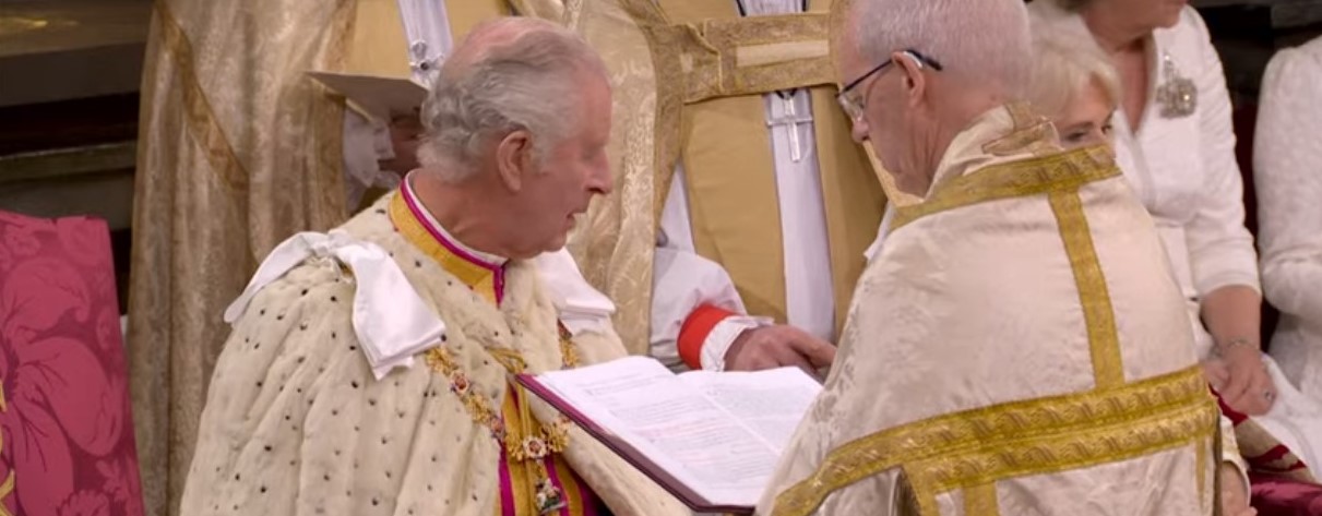 Regele Charles al III-lea, ironizat pentru că a citit de pe hârtie replicile din timpul ceremoniei de încoronare