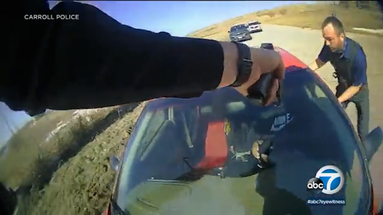 Scene ireale în SUA, unde un polițist a fost luat pe capotă de un individ care nu voia să coboare din mașină. Bărbatul avea mandat de arestare