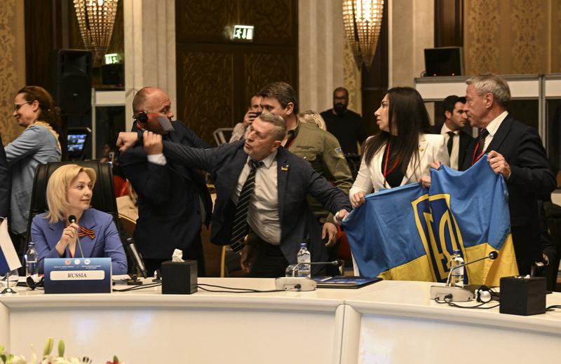„Ia-ți labele de pe steagul nostru, gunoi rusesc!”