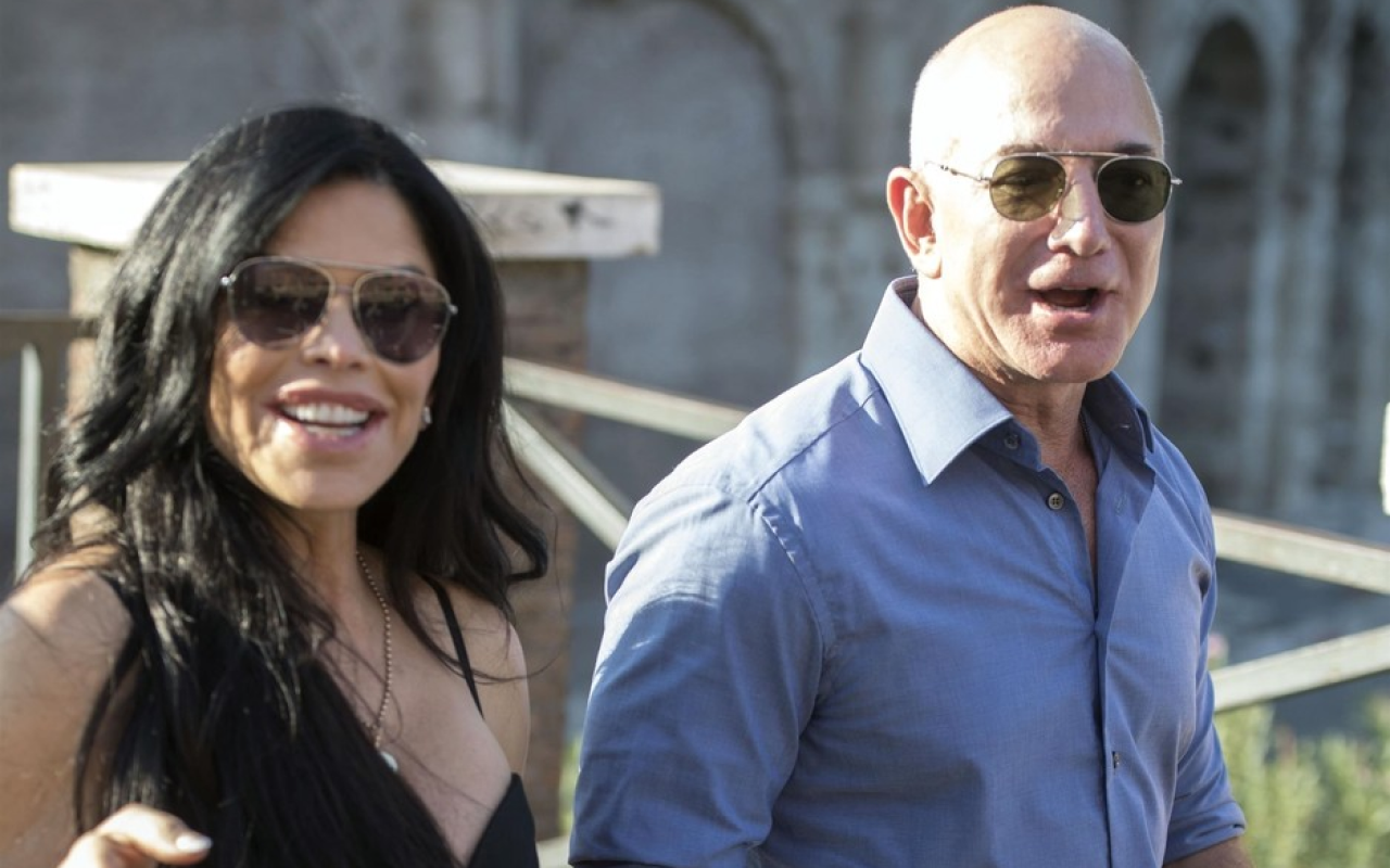 Jeff Bezos s-a logodit cu o fostă jurnalistă și pilot de elicopter. Cuplul are 7 copii din căsătorii diferite