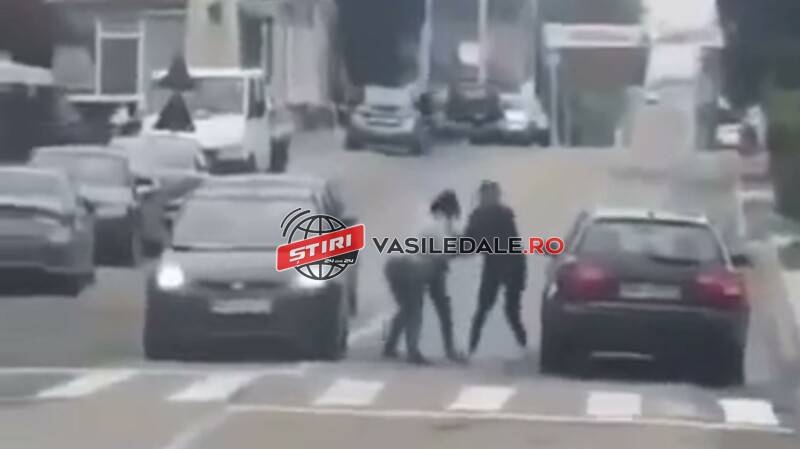 Trei femei s-au rupt în bătaie din cauza unui bărbat: scenele incredibile, chiar în fața secției de poliție/ Video