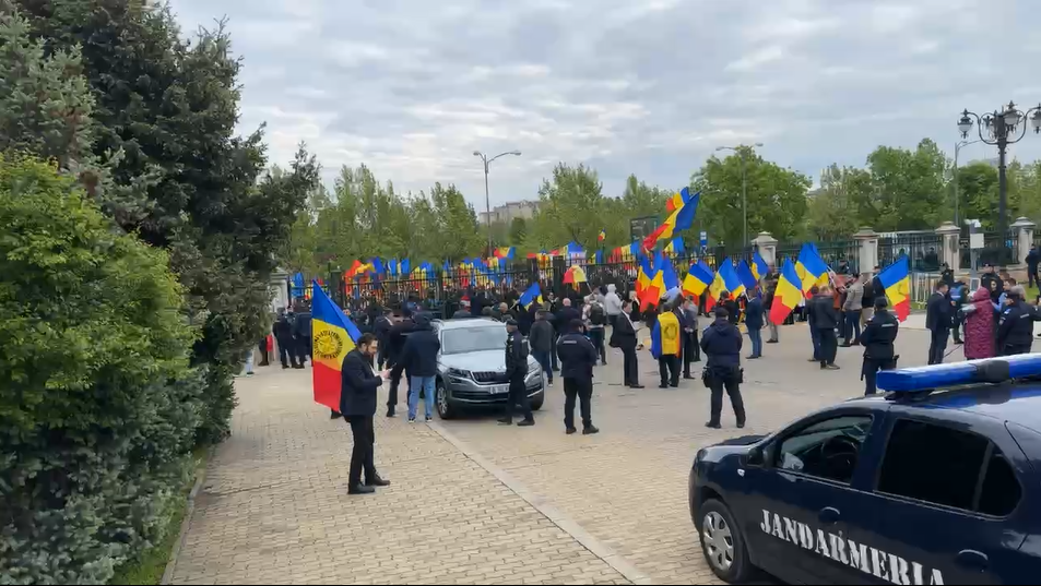 PSD acuză AUR de ipocrizie după ce a protestat în stradă contra legii privind abandonul copiilor, dar a votat în UNANIMITATE proiectul în comisii