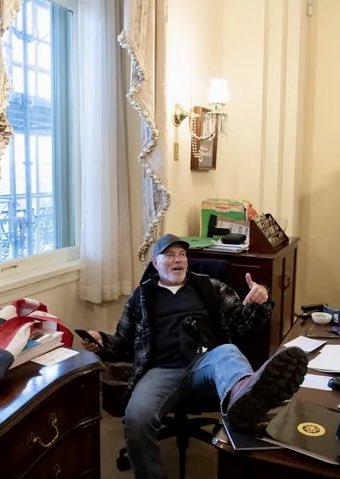 Bărbatul care şi-a pus picioarele pe biroul lui Nancy Pelosi, în timpul revoltei de la Capitoliu, a fost condamnat la închisoare