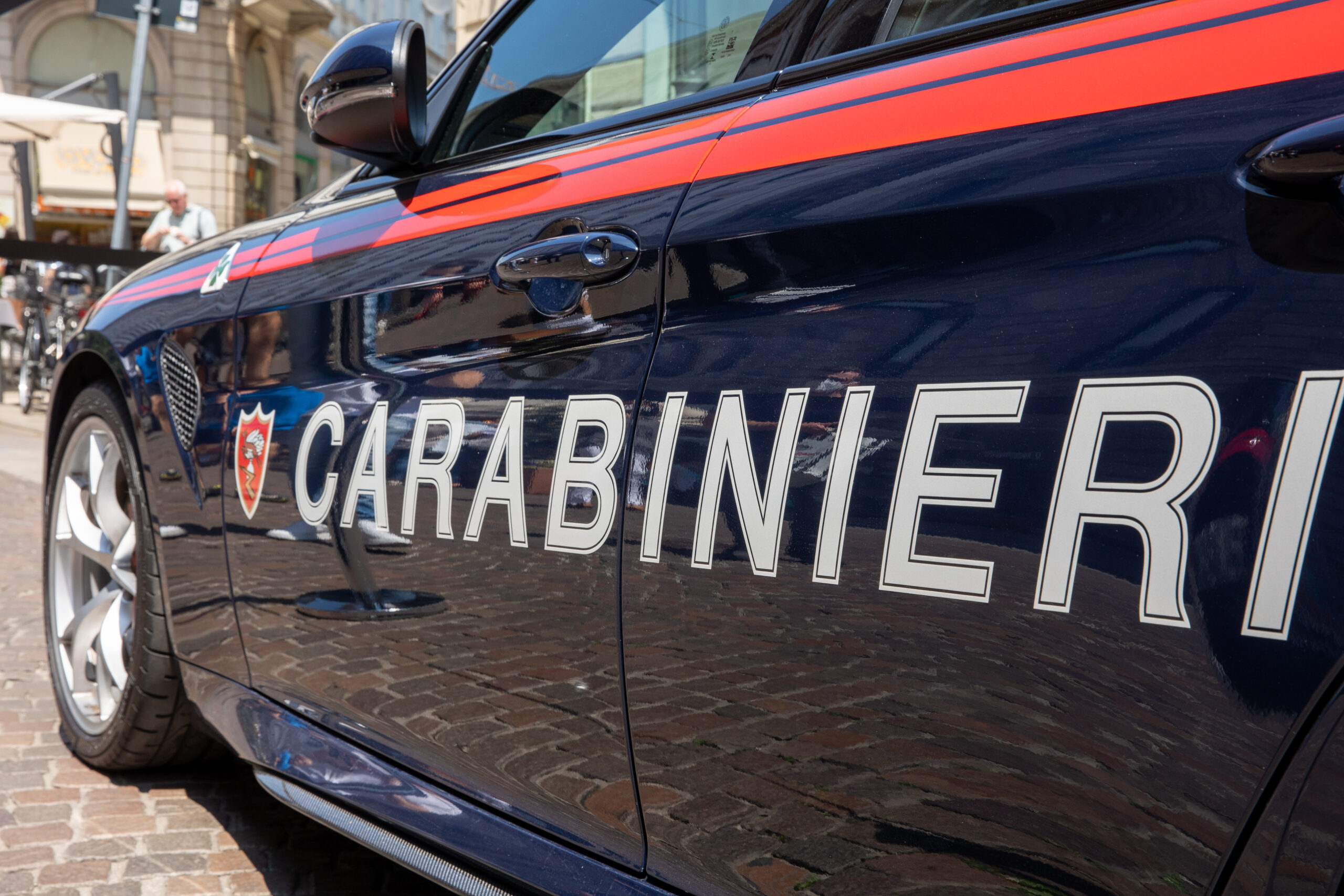 Două românce au jefuit doi vârstnici italieni. Femeile, cercetate, după ce au furat bijuterii și o sumă de 3000 de euro