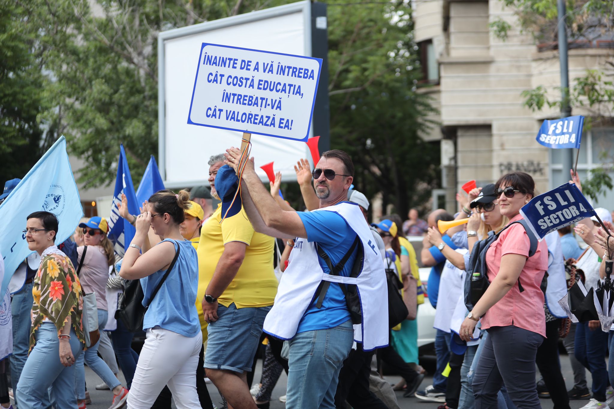 Ciolacu și Ciucă anunță că Guvernul va aproba un memorandum prin care confirmă decizia politică de majorare a salariilor din Educație