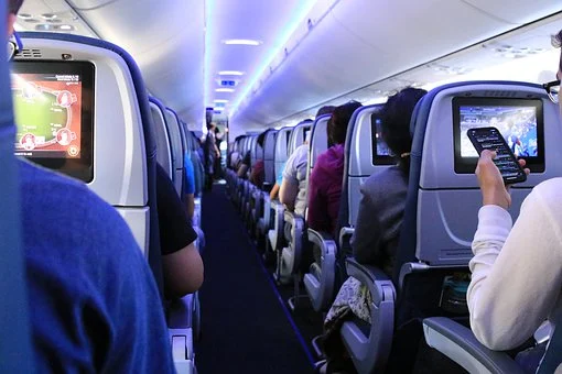 Un bărbat a încercat să se spânzure în toaleta unui avion