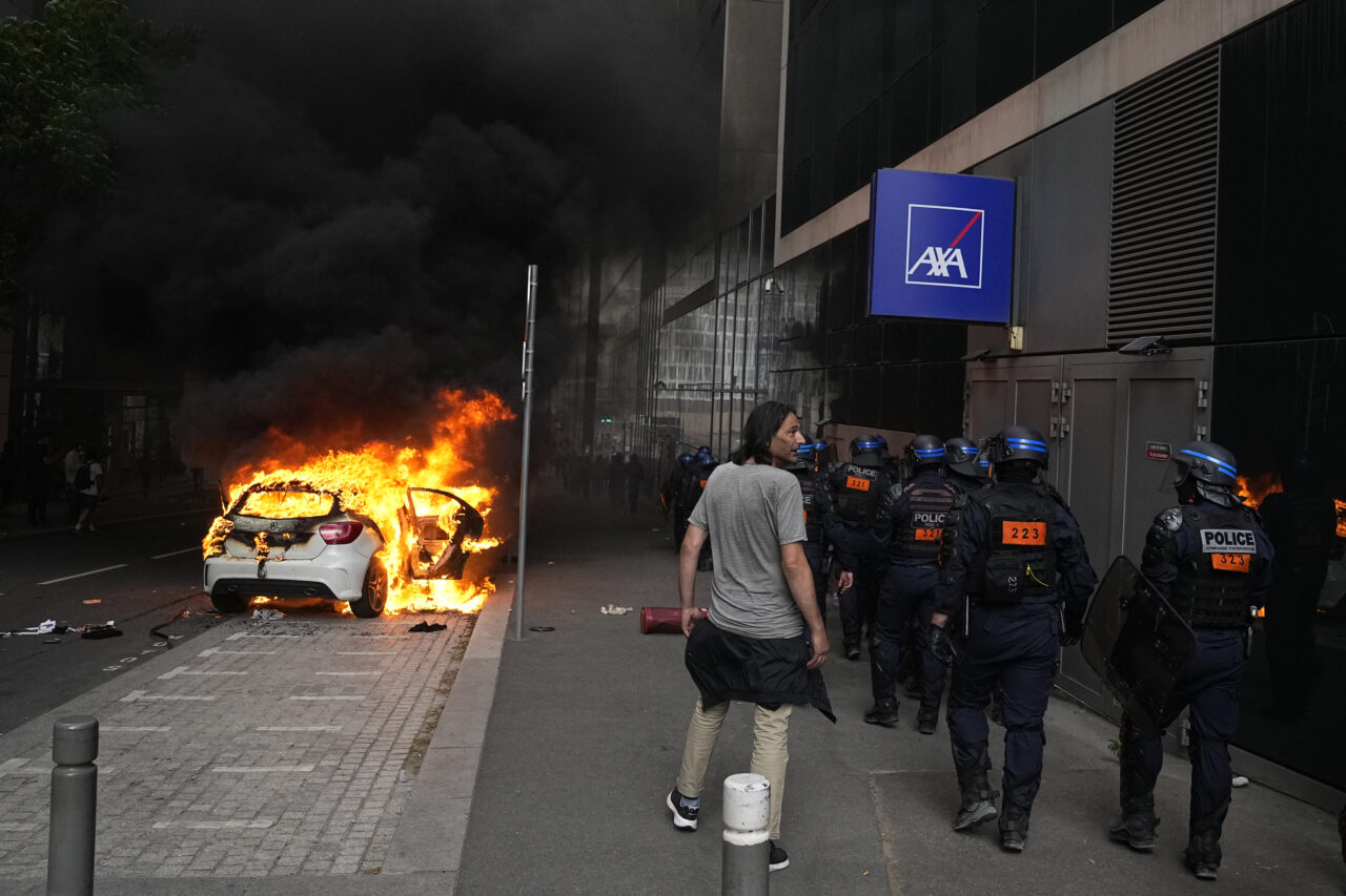Protestatarii incendiază mașini la Nanterre. Macron trimite 40 mii de polițiști în stradă