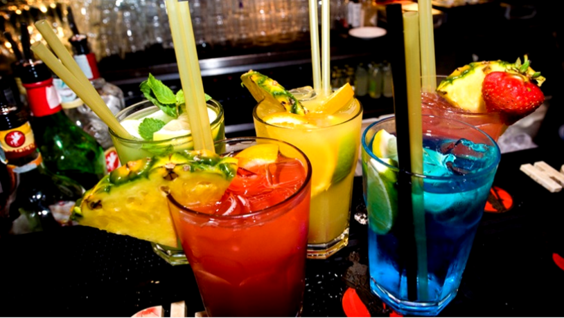 Un englez a vrut să bea cele 21 de cocktail-uri din meniul unui bar din Jamaica. Ce s-a întâmplat după al 12-lea pahar