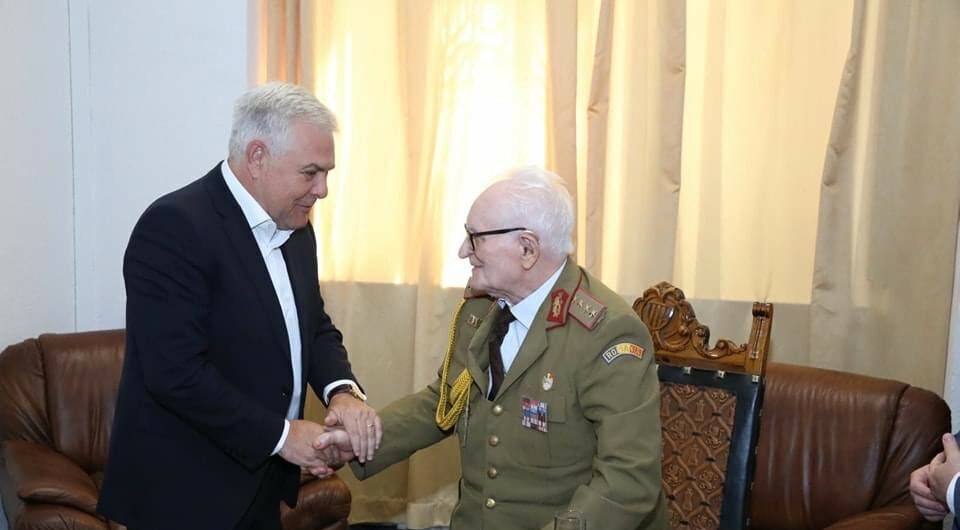 Un veteran de război a fost decorat de Angel Tîlvăr la împlinirea vârstei de 102 ani