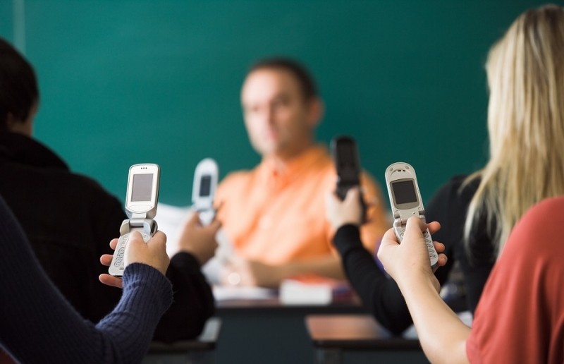 Un student din Cluj-Napoca a inventat pantofii care pot încărca telefonul mobil în timpul mersului