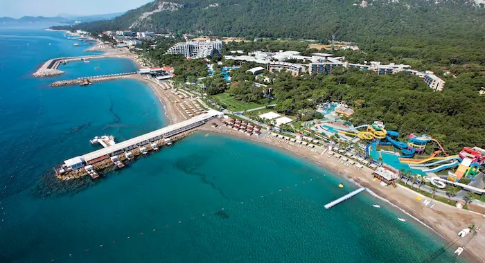 Vacanță de coșmar. Zeci de turiști britanici, în spital după ce au făcut toxiinfecție alimentară în Turcia