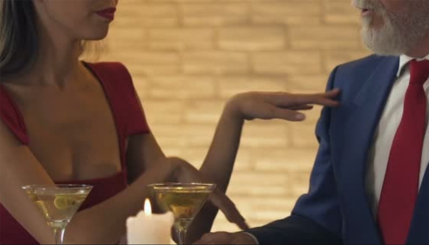Cum a fost păcălit un pensionar din Italia după ce s-a cuplat cu o româncă de doar 30 de ani