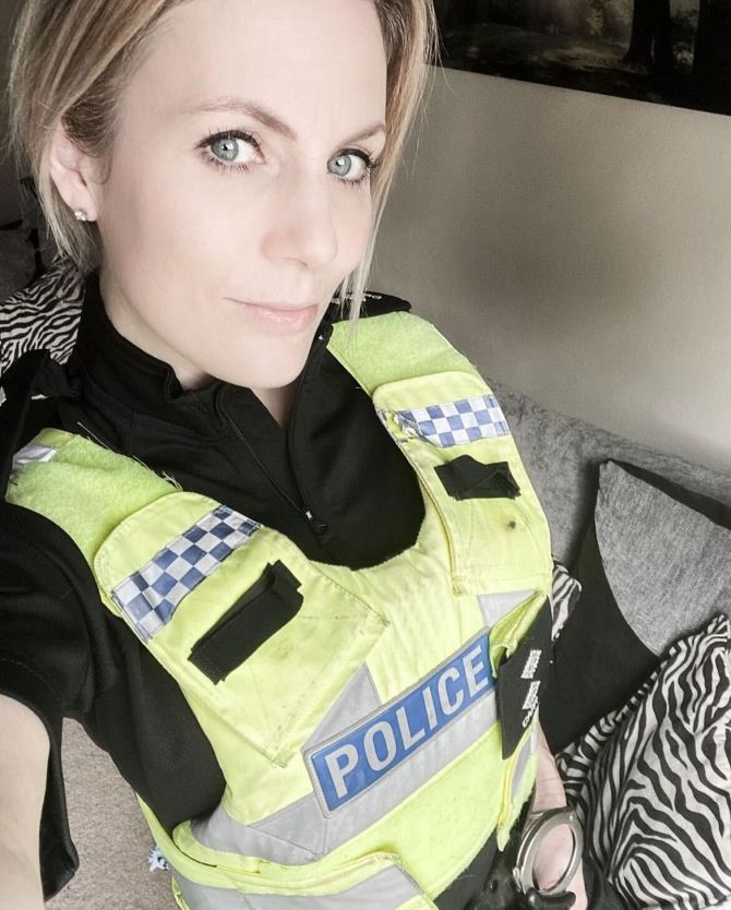 Cum a ajuns o fostă polițistă să câștige 200.000 de lire pe an. „Sunt pe OnlyFans”