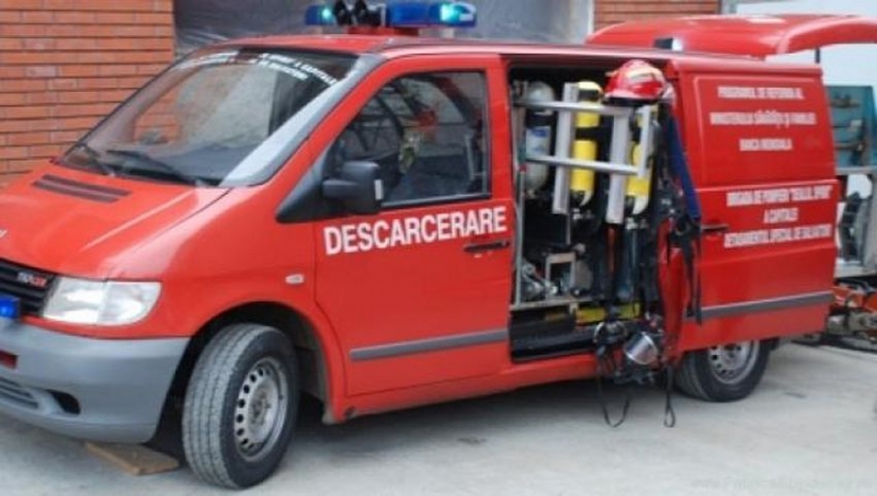 Un cal a rămas blocat sub un autoturism în urma unui accident, în Giurgiu