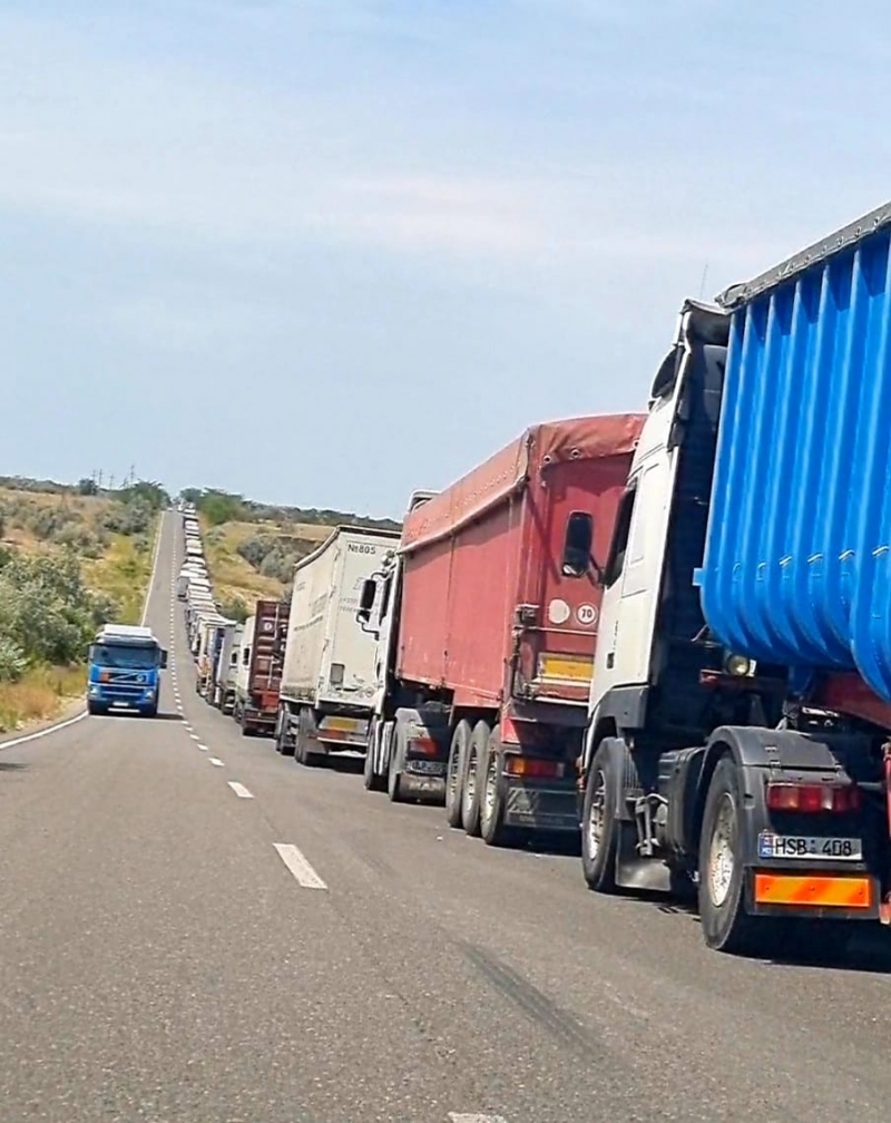 Coloană de maşini şi autocare la Vama Nădlac II, unde se aşteaptă două ore pentru ieşire