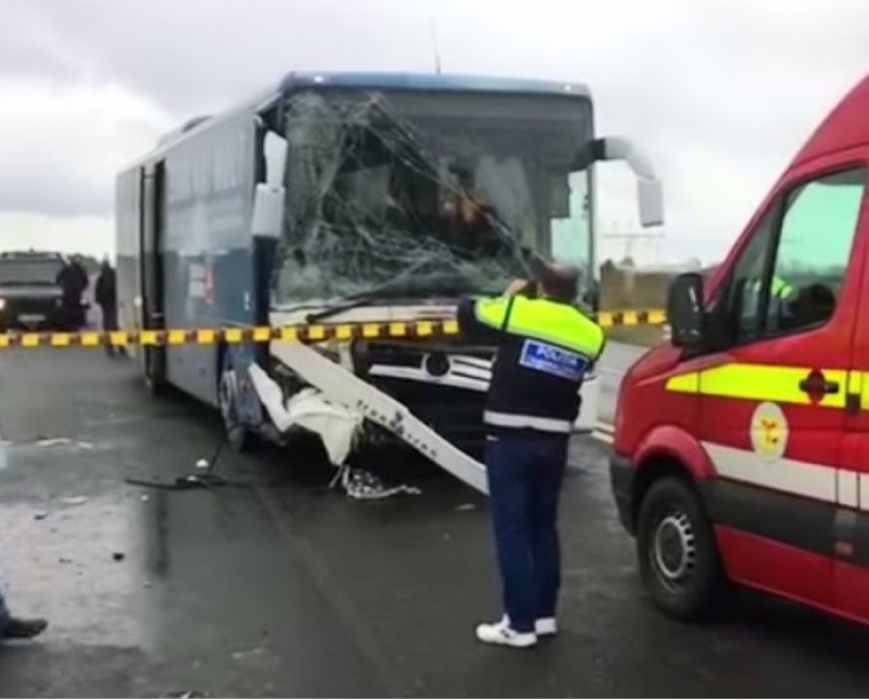 FOTO | Accident cumplit pe DN 2: Un autocar și o mașină s-au ciocnit violent – Șapte persoane au fost rănite și transportate la spital